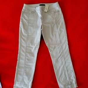 White House Black Market grey crop pants sz 2. NWT